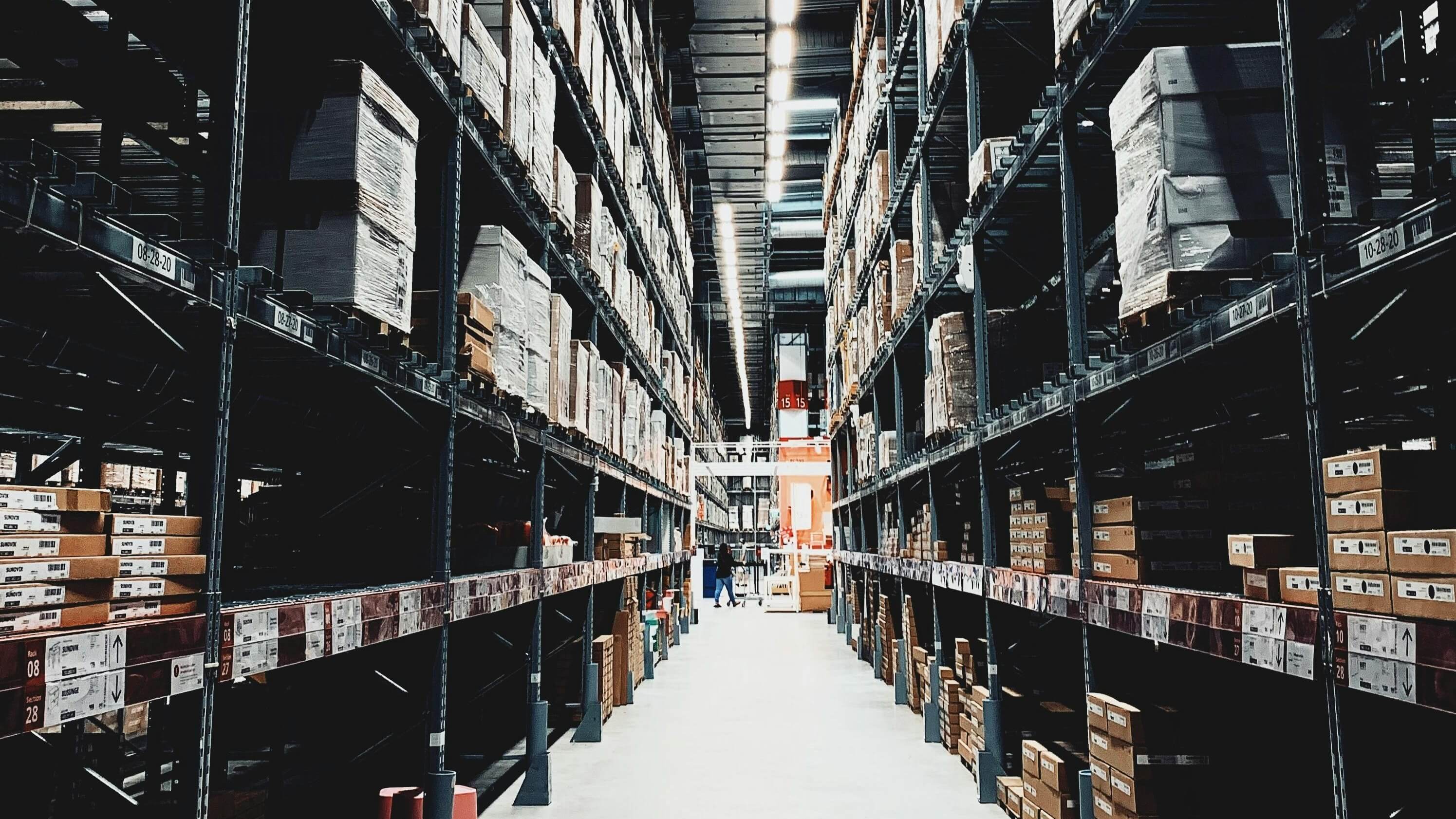 Comment s’assurer de la stabilité d’un rayonnage après montage ?