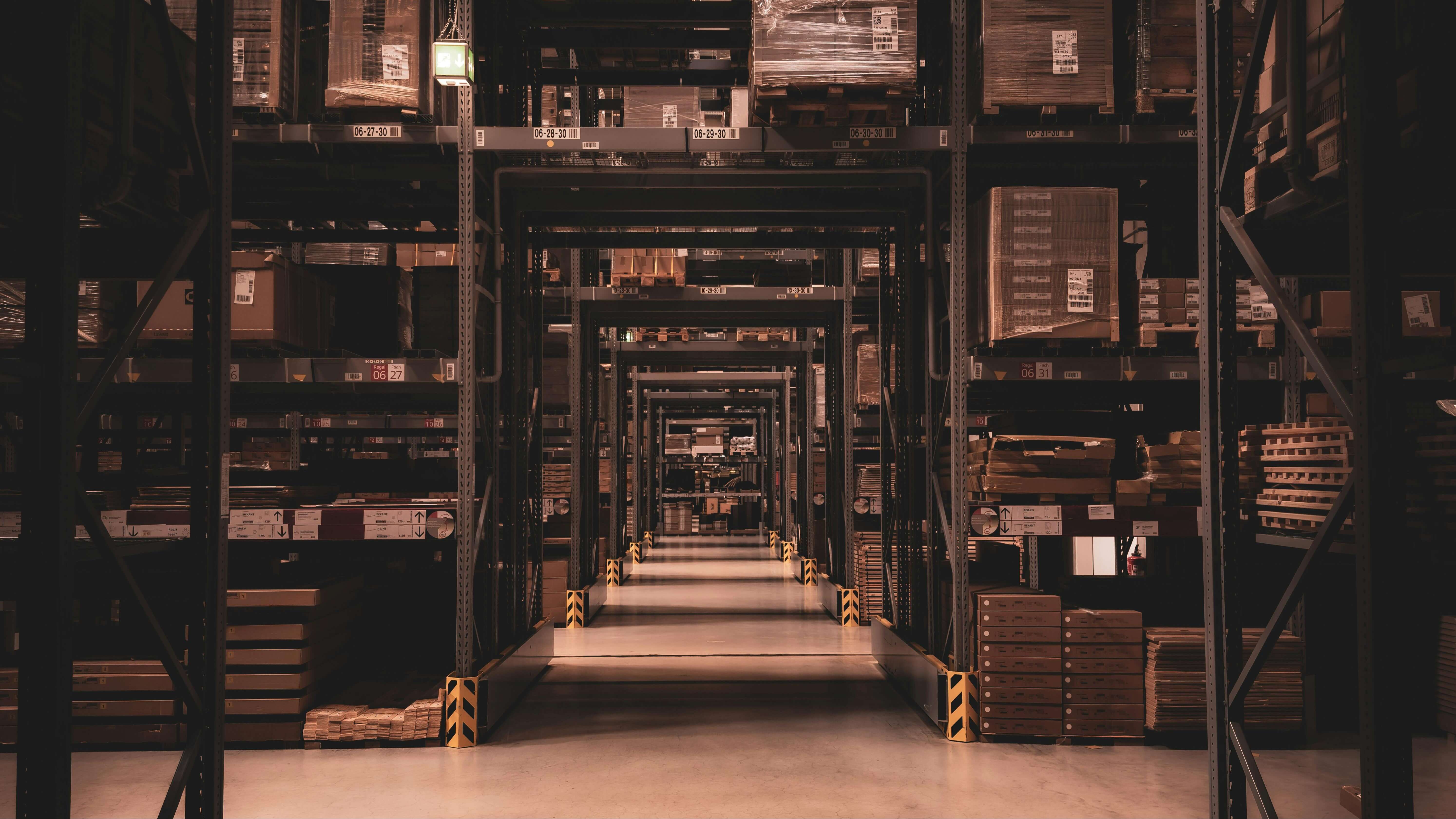 Comment monter des lisses de rack à palettes ?